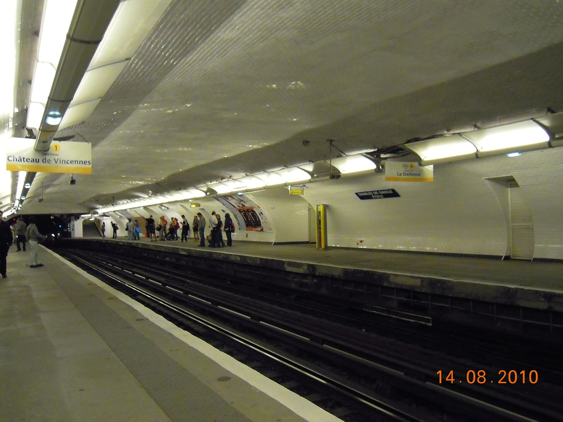 Paris metro platform