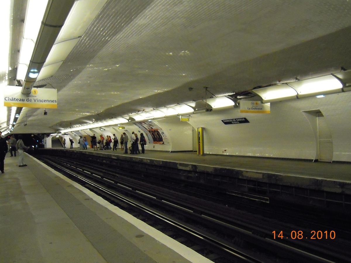 Paris metro platform